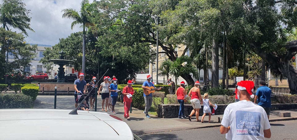 Le groupe s'élance dans les rues pour chanter Noël