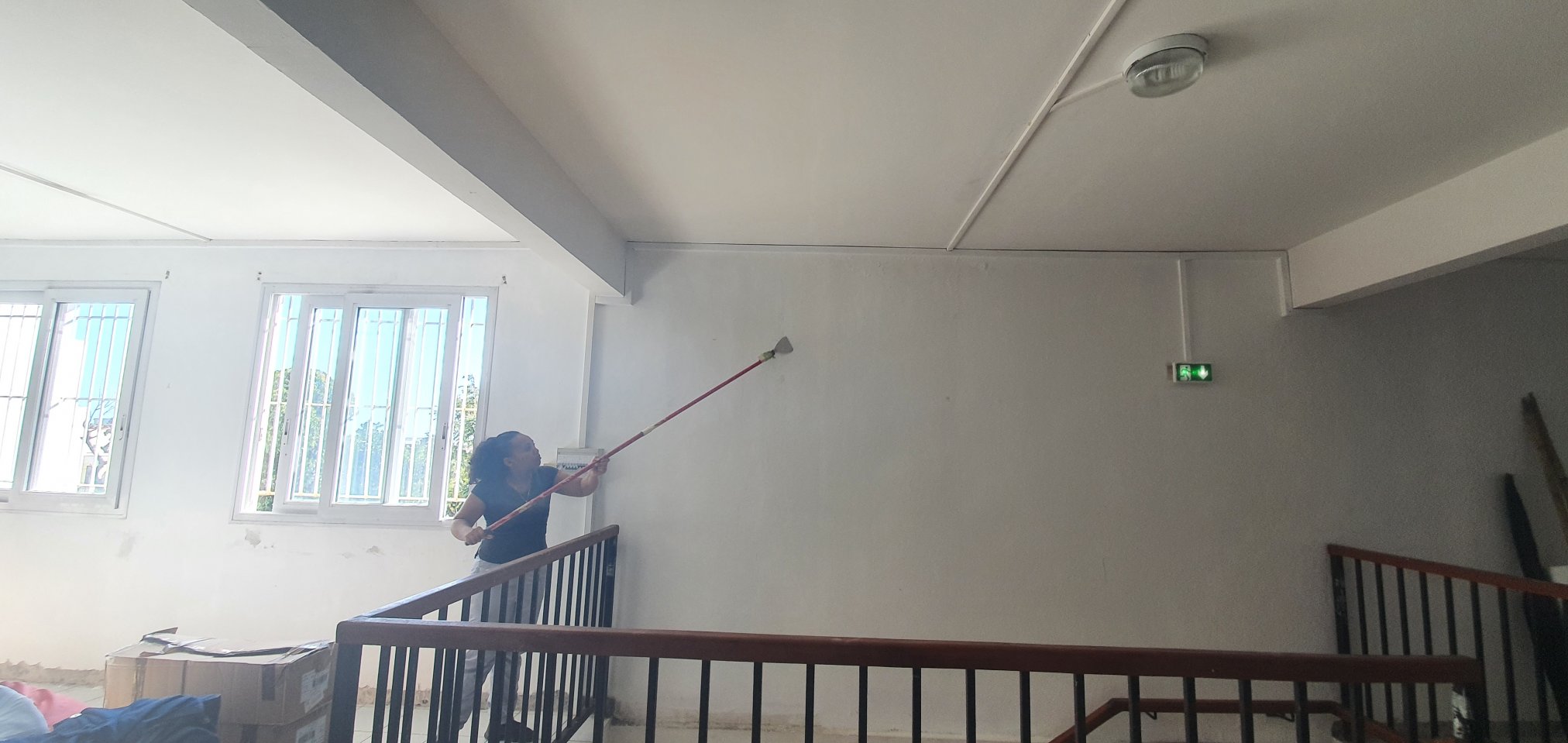 Nettoyage des murs à l'étage