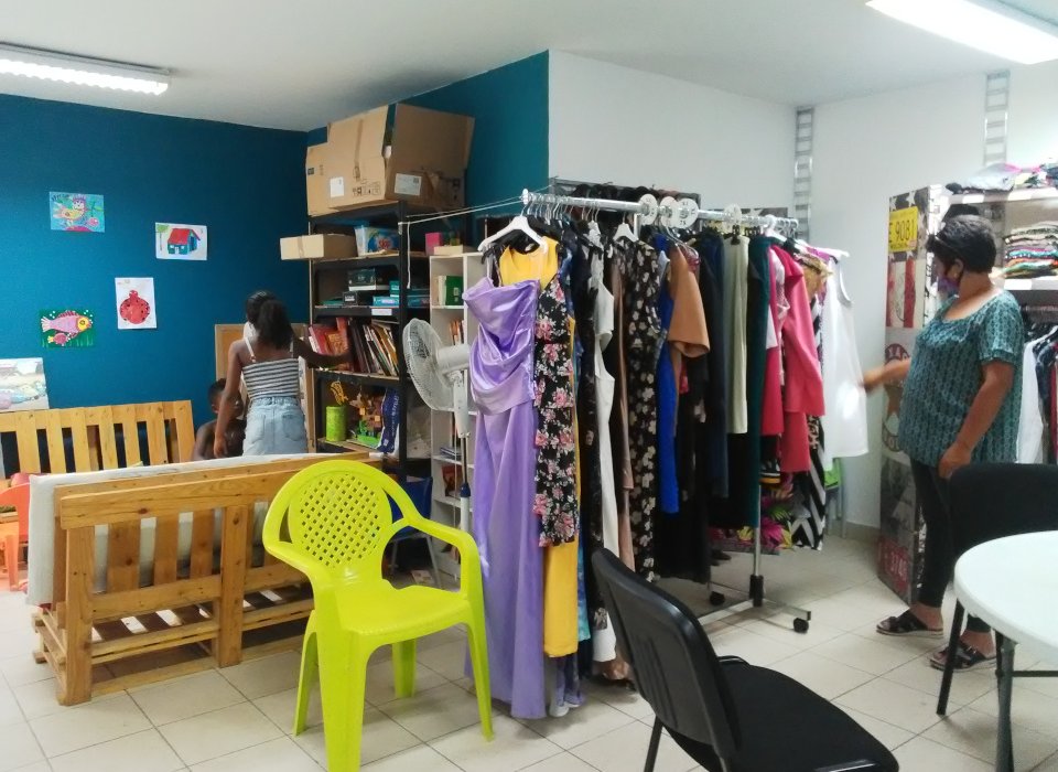 Boutique solidaire à la case Caméléon Boutique solidaire à la case Caméléon